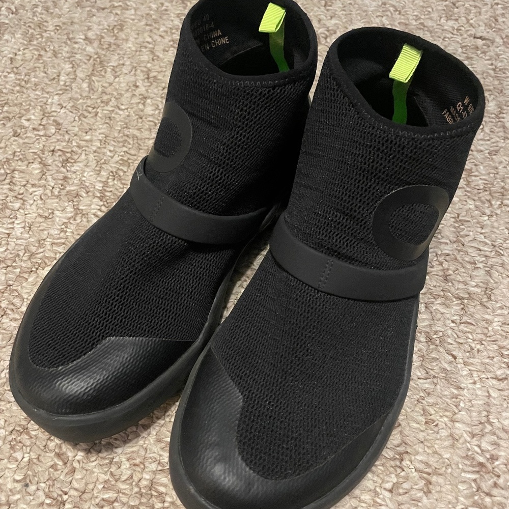 OOFOS BOOTS, STRETCHY MATERIAL, BLACK, SIZE 9 (RUNS LARGE), GENTLY WORN